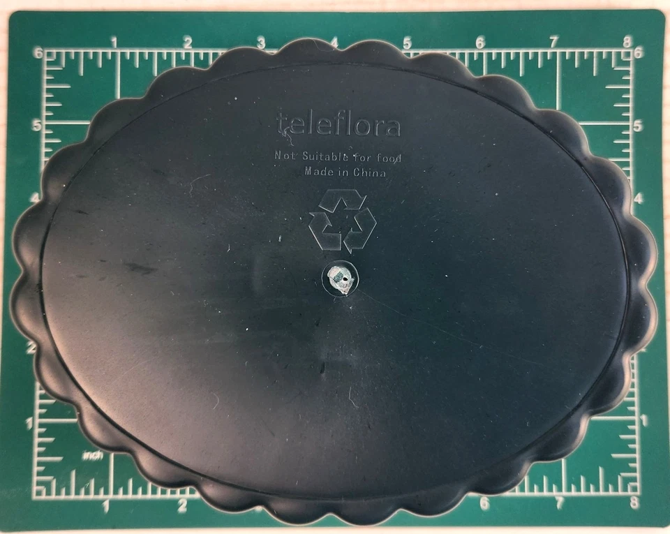 Tazón de diseño de arreglo floral ovalado de plástico verde Teleflora con centavo desmontable Foto 3 de 4