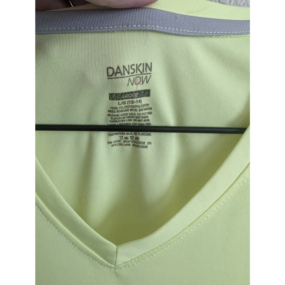 Camiseta deportiva Danskin Now para mujer talla L holgada cuello en V amarilla clara Foto 2 de 3
