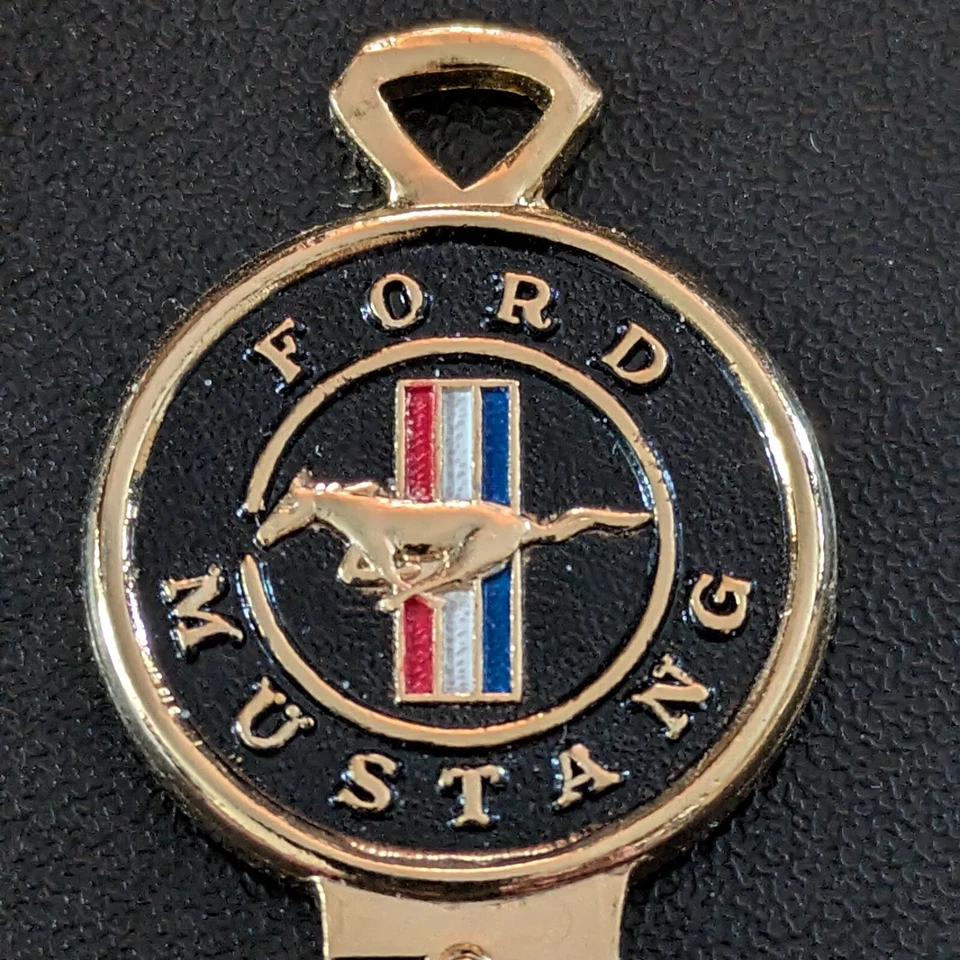 复古 NOS 福特野马镀金钥匙空白小马徽章 1167FD H51 1966 - 1993 — 第 2/4 张图片