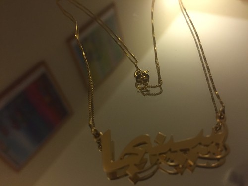 18ct Gold ''Singer'' Pendent on a 15" Curb Chain - Picture 7 of 7