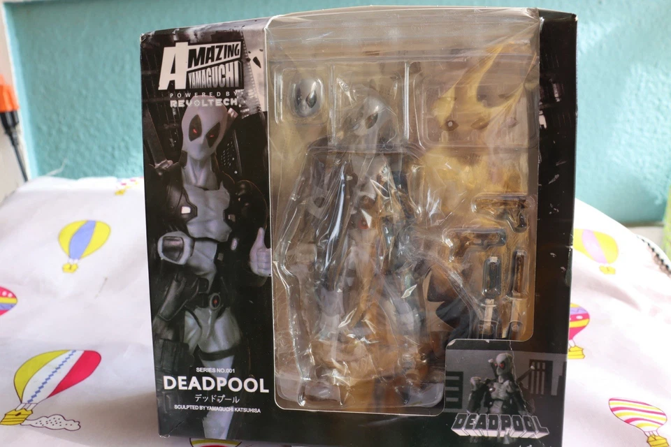 Figura de acción Mezco One: 12 Collective Marvel X-Force Deadpool Foto 2 de 4