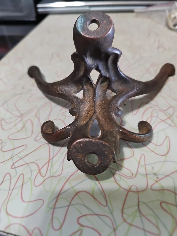 Antiguo gancho de pared victoriano de hierro fundido rescatado - 1908 Foto 4 de 4