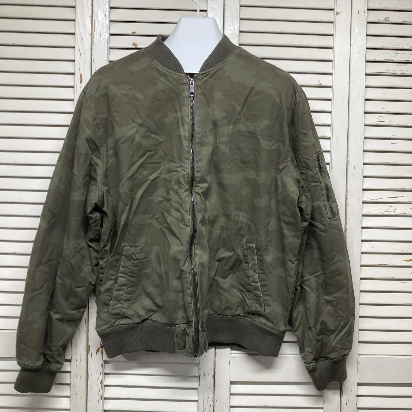 Old Navy Mens Camouflage Bomber Jacket Size XL Cotton & Polyester Great Fit.