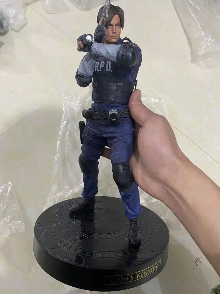 Juego Resident Evil 2 Leon Scott Kennedy Escala 32cm PVC Figura Estatua Con Pistola Foto 4 de 4