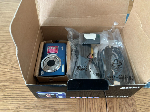 Sanyo VPC-T700 7,0 megapixel fotocamera digitale compatta blu - testata - Foto 13 di 16