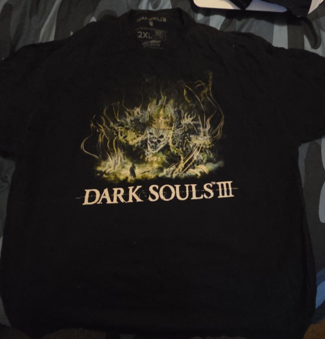 Dark Souls 3 Shirt Men's 2xl bundle rare  & pin image 3