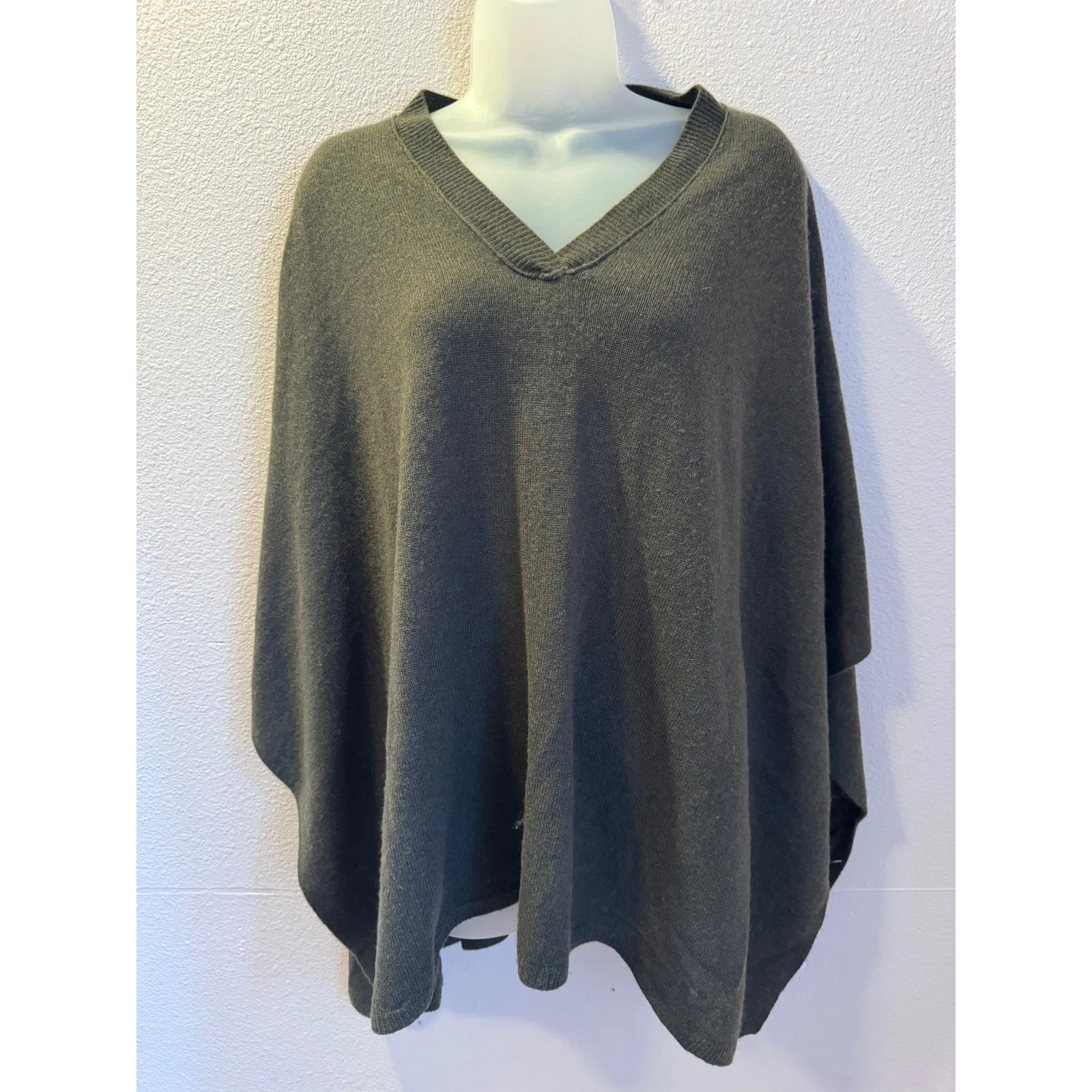 Halogen 100% Cashmere Poncho Sweater Green One Size V-Neck Knit Luxury Soft
