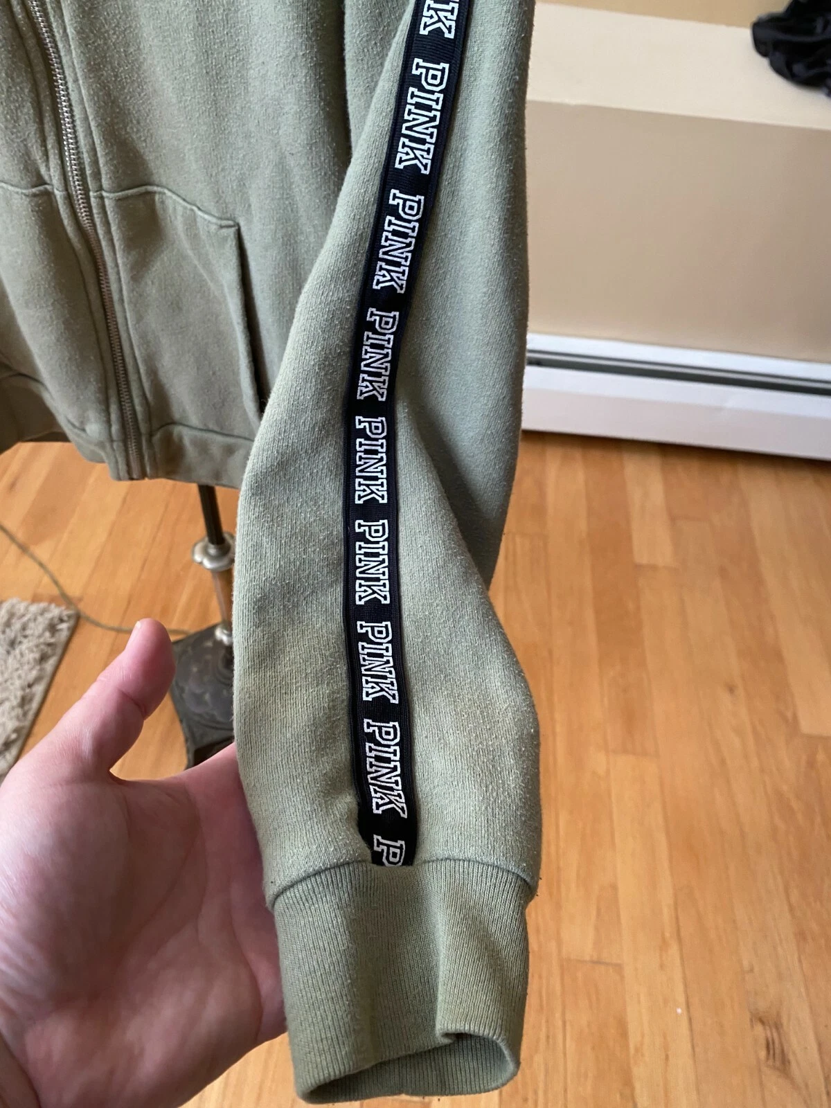 UNDERCOVER FELPA CON CAPPUCCIO VICTORIA'S SECRET ROSA VERDE OLIVA FULL ZIP LOGO BRACCIO A RIGHE