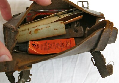 LOT VÉLO ANCIEN, 2 selles, 2 trousses sacoches outils, 1 trompe, boite