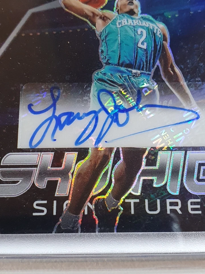 Panini Spectra Larry Johnson 2022 #Auto Silver/99 Sky High Signatures - Raro Foto 2 de 4