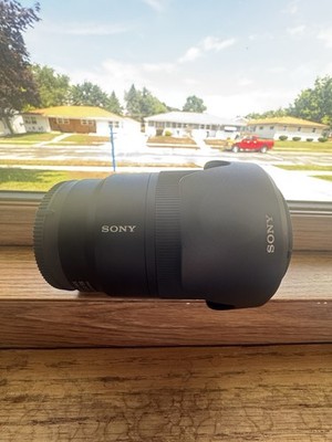 Sony E-Mount Camera Lens 3.5-5.6/18-135MM  OSS - NEAR PERFECT CONDITION 