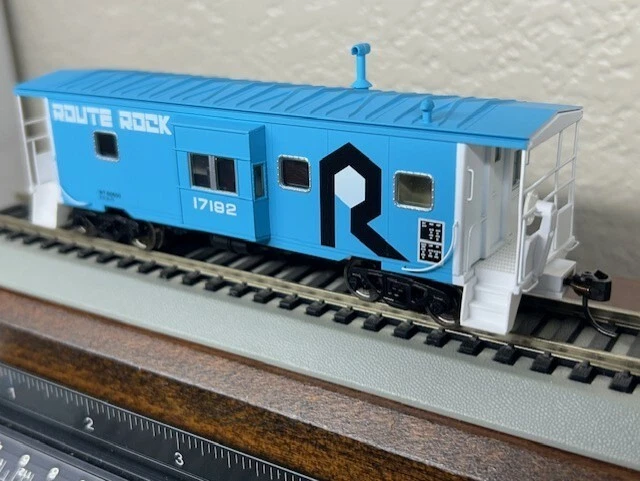 ROCK ISLAND " ROCK " BAY WINDOW CABOOSE - HO SCALE w/INTERIOR PLATINUM - RTR NEW - Image 3 of 4