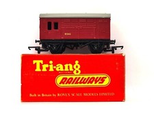 Tri-ang Railways R123 Horse Box Wagon B547 in BR Maroon Livery