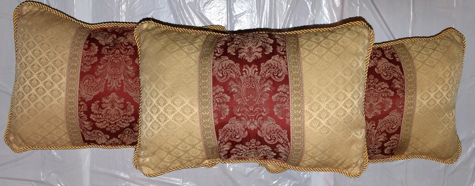 Juego de 3 almohadas de sofá jacquard vintage doradas, borgoña Foto 2 de 4