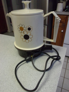 1970's Daisies Regal Poly Perk 2 to 4 Cup Coffee Pot 7503 Heats up Right Away