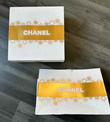 Limitierte Auflage LEERE Chanel Geschenkbox mit weißgoldener Weihnachtshülle und Tasche Schnee