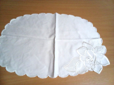 Ein weißes Zierdeckchen 35 cm x 48 cm Geschenk Deko Vintage Retro Omas Nachlaß