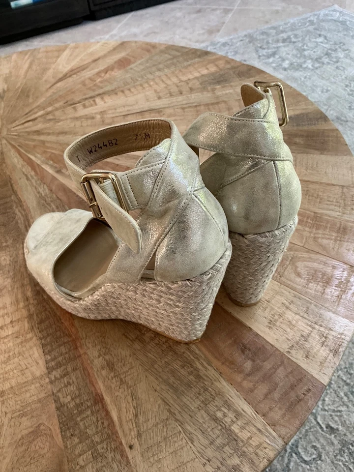 Stuart Weitzman "Principalmente" Gold Foria Metallic Espadrille Wedge tamanho 7 (EUA) - Imagem 4 de 4