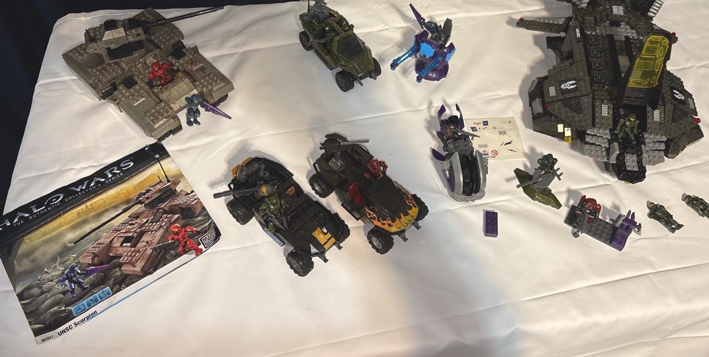 Mega Bloks Halo Bundle, Vulture, Scorpion, Covenant Brutes, Warthogs See Descrip