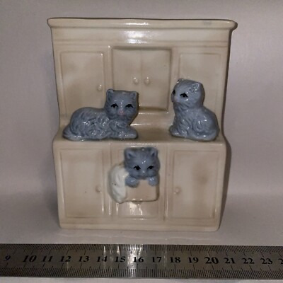 Puppenhaus Möbel oder Ornament Keramik Kommode mit drei Kätzchen