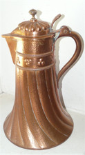 IMPORTANT PICHET COUVERT EN DINANDERIE DE CUIVRE STYLE ART NOUVEAU 35 CM 