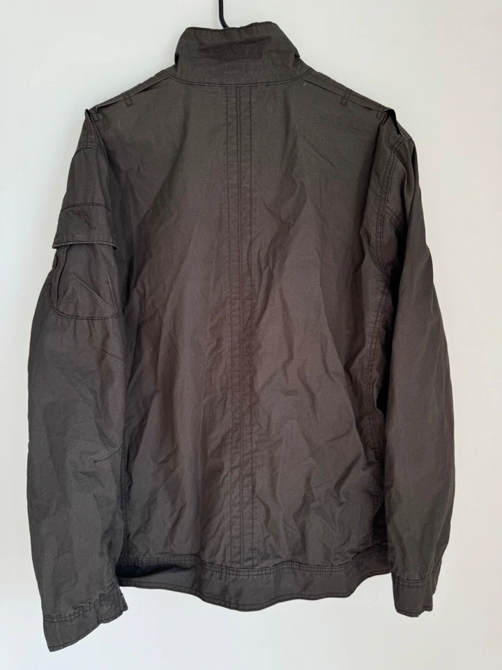 Chaqueta utilitaria Tommy Bahama de algodón verde oliva para hombre bolsillos grandes Foto 2 de 4