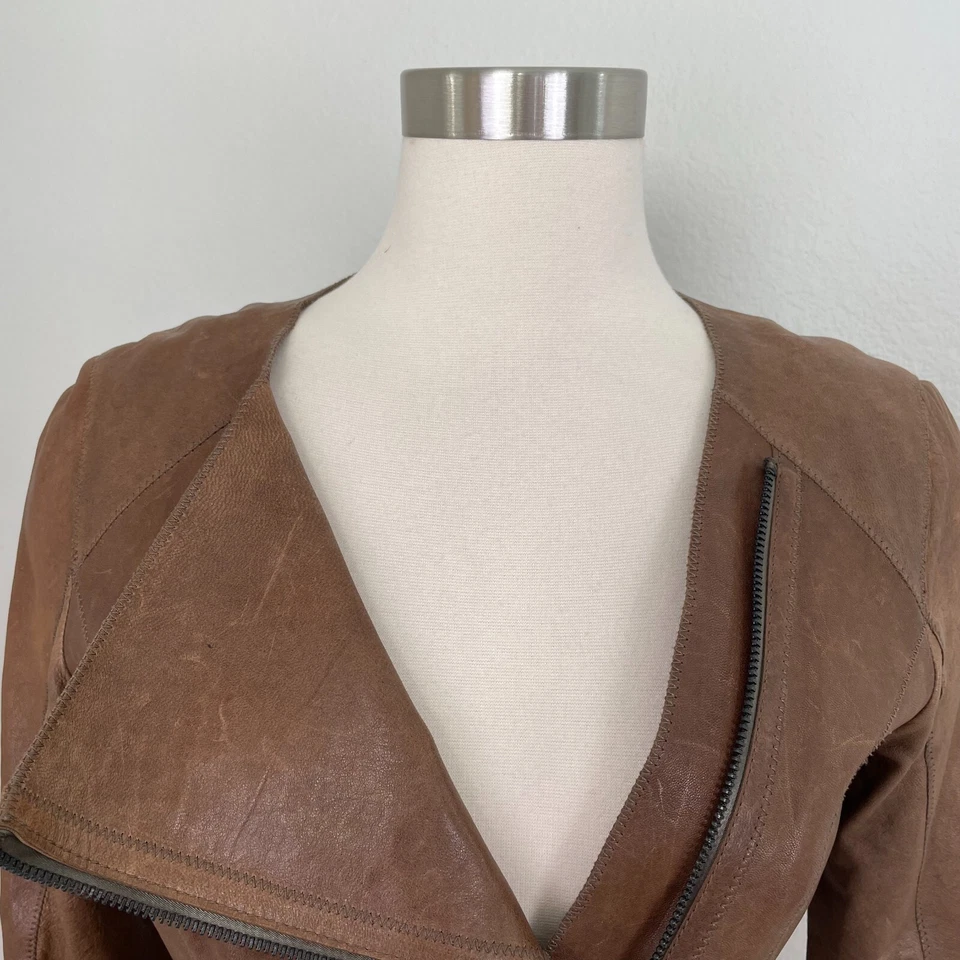 Jaqueta ELIE TAHARI Feminina XS 100% Couro de Cordeiro Corte a Laser Peplum - Imagem 2 de 4