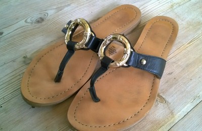 nine west flip flops