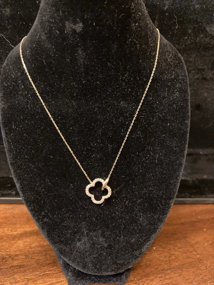 Collar de diamantes de cuatro hojas de trébol de la suerte en oro rosa de 14 quilates 1/10 Ctw de diamantes Foto 3 de 4