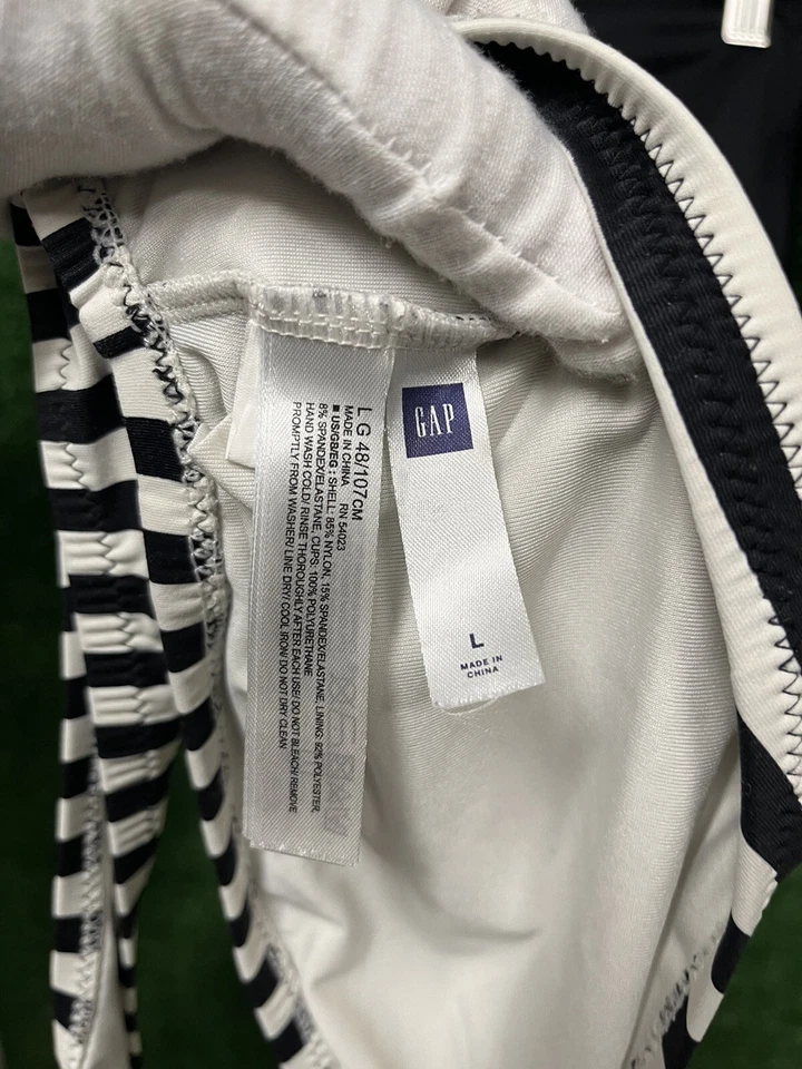 Terno de banho Gap 2 peças listrado branco preto tamanho grande e parte inferior preta média - Imagem 4 de 4
