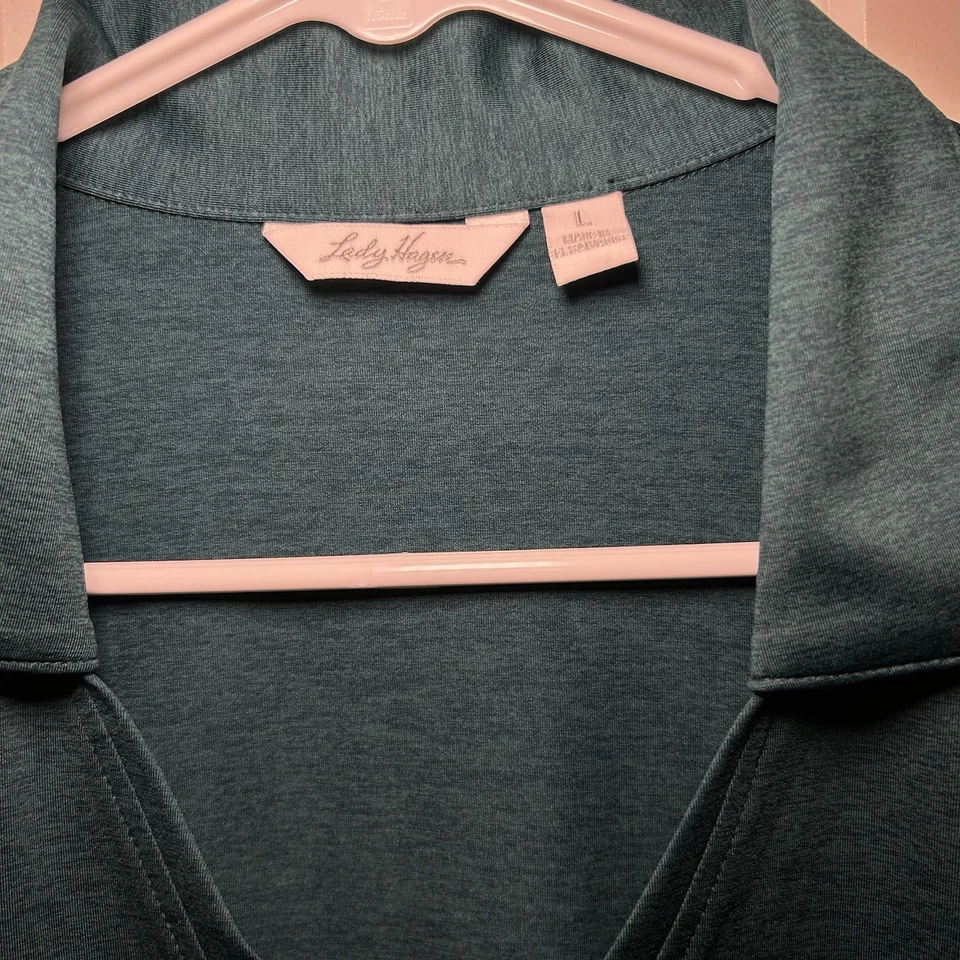 Camisa polo de golf grande para mujer Lady Hagen verde azulado cuello en V manga corta Foto 3 de 4