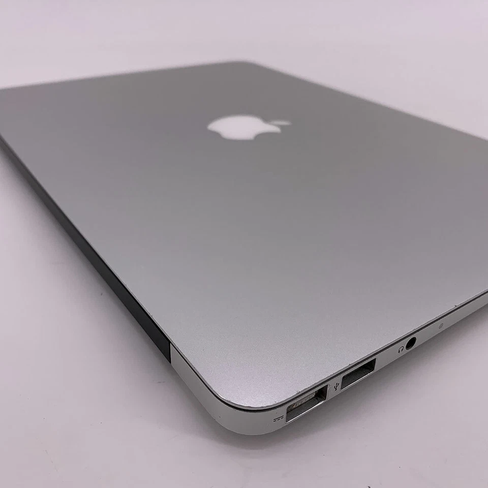 Apple MacBook Air 13.3" (256GB SSD Intel Core i7 2nd Gen, 1.80 GHz, 4GB)**READ* - Image 2 of 4