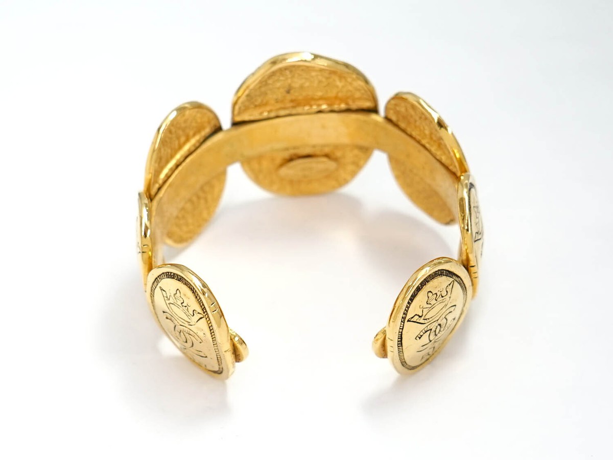 【大人の女性を演出】CHANEL CCロゴ バングル CHANEL CC Logo Black Bangle Cuff Bracelet 6.7