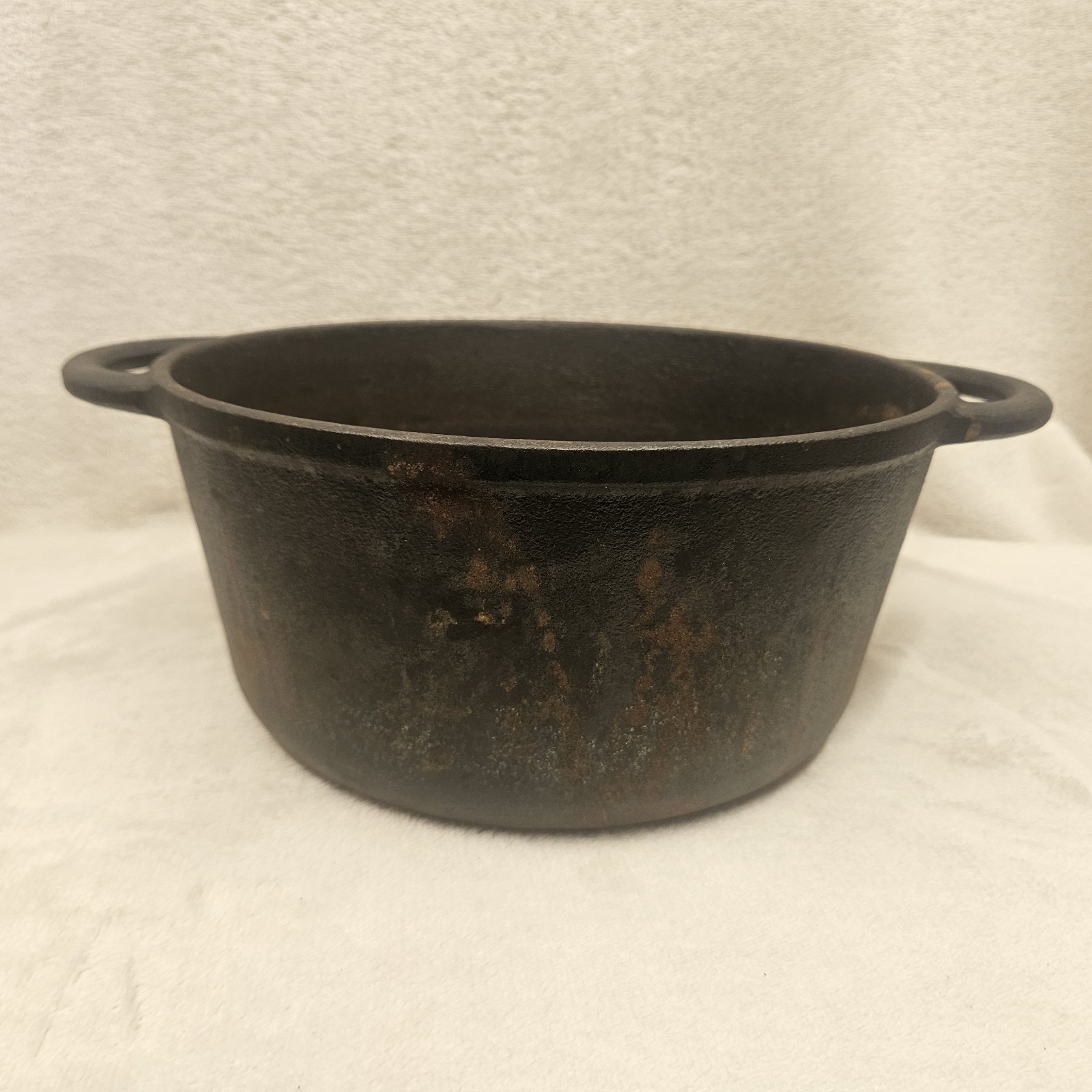 Vintage Double Handled Cast Iron Dutch Oven 10