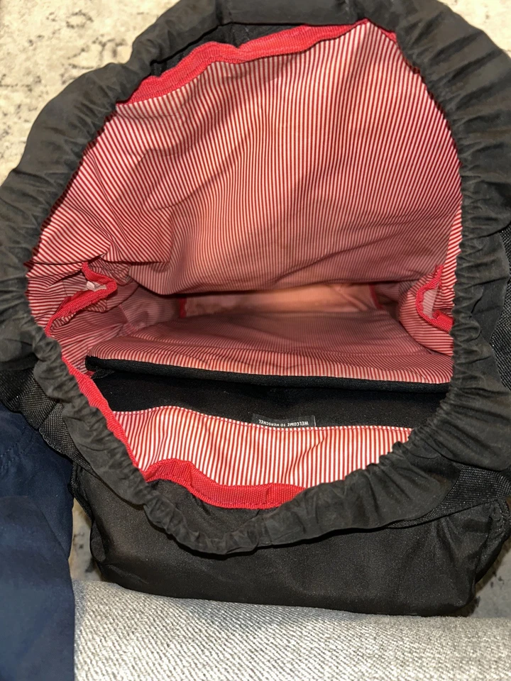Herschel Supply Co. - Mochila Negra 23L Cinta Roja Interior Correas Ajustables Foto 3 de 4