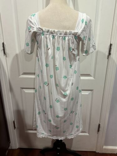 Women Short Sleeve White Nightgown w/Green Flowers Sz 4XL 37"L x 25"W - Picture 4 of 4