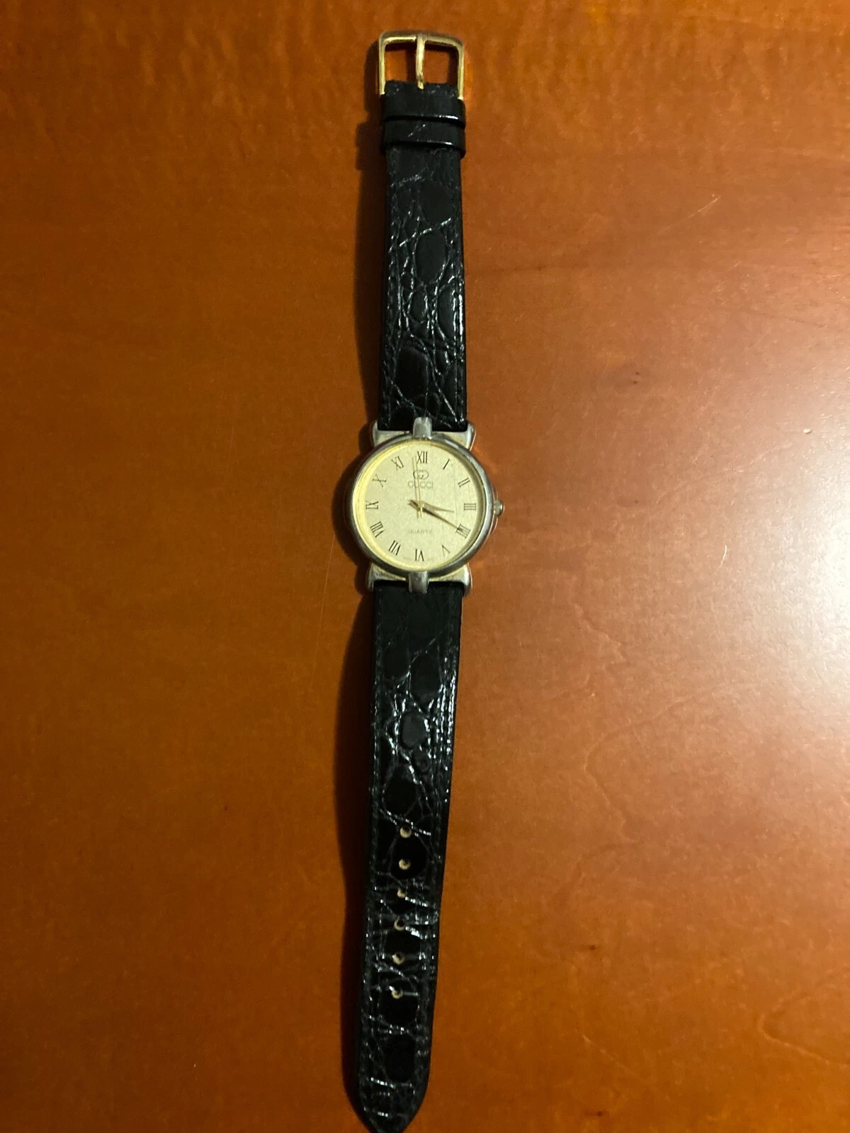 Montre Gucci femme avec bracelet cuir noir