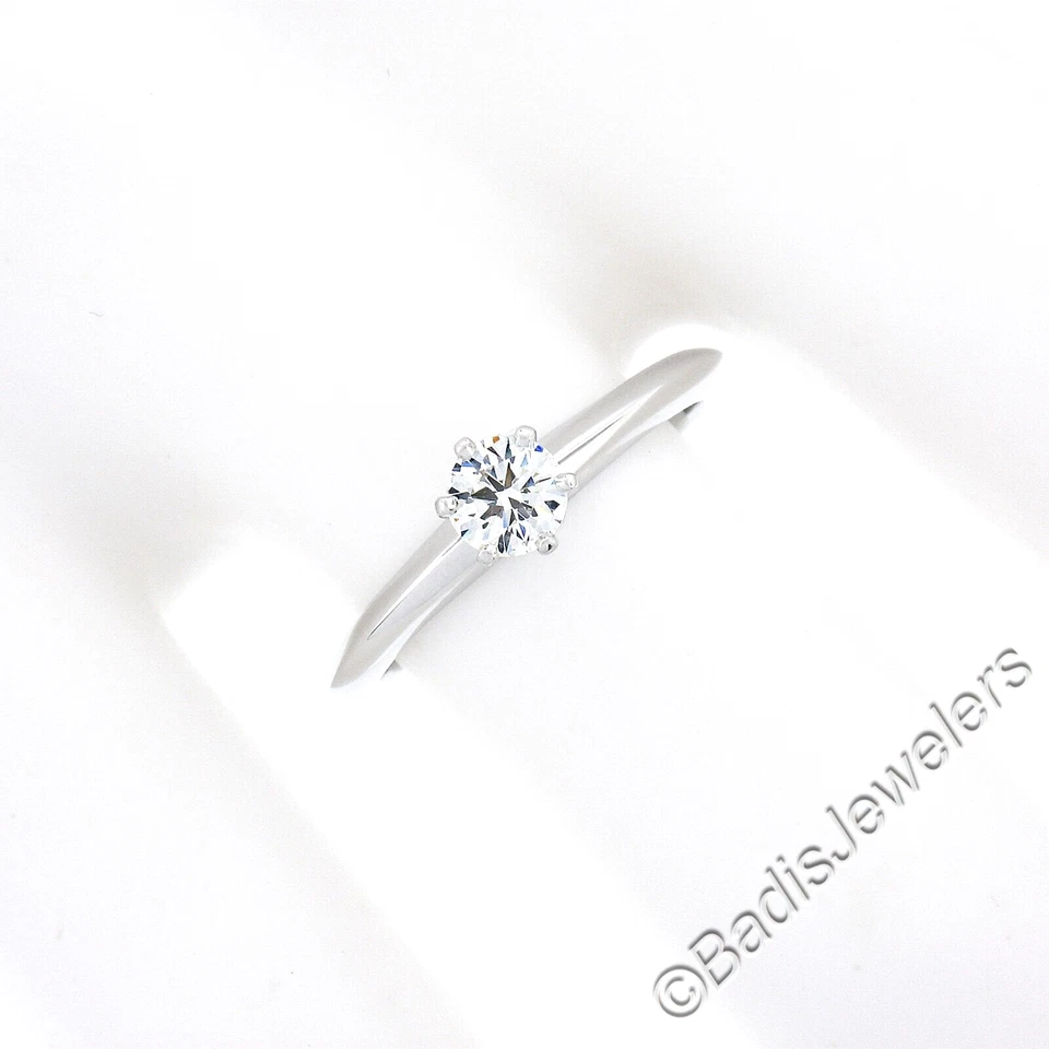 Clásico Tiffany & Co. Anillo de compromiso solitario de diamantes redondos de platino de 0,30 quilates Foto 3 de 4