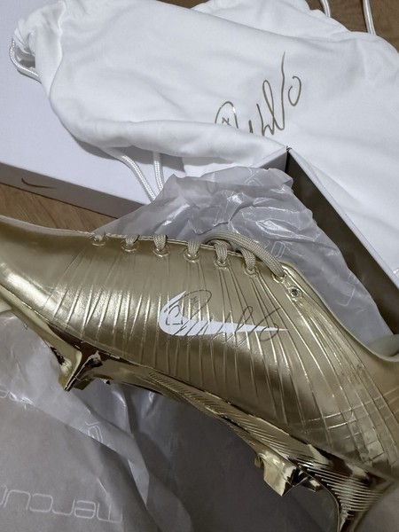 Tacos de fútbol Nike Mercurial dorados - línea de producto Mercurial color dorado 3
