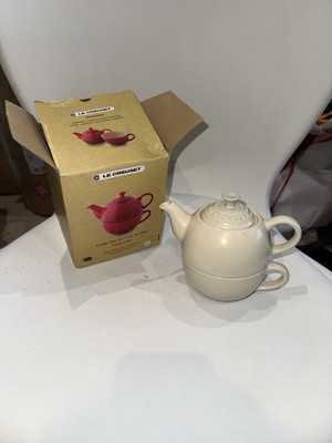 Le Creuset Steingut Teekanne Tasse Set verpackt perlfarben