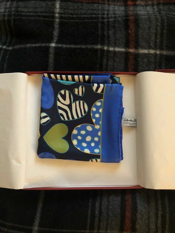 Salvatore Ferragamo Corazón San Valentín Bufanda/Cuadrado/Pañuelo. Hecho en Italia.  Foto 2 de 2