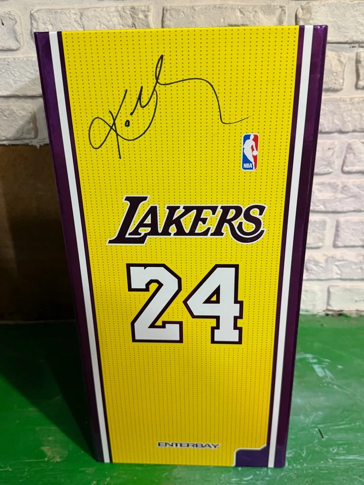 Bonecos Enterbay NBA obra-prima real Kobe Bryant escala 1/6 pacote com dois brinquedos quentes ✅ - Imagem 2 de 3