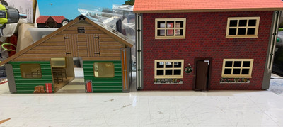 BRITAINS.FARM.1:32.HOLZ LANDHAUS. BAUERNHOFSCHEUNE. SCHUPPEN. TRAKTORSCHUPPEN