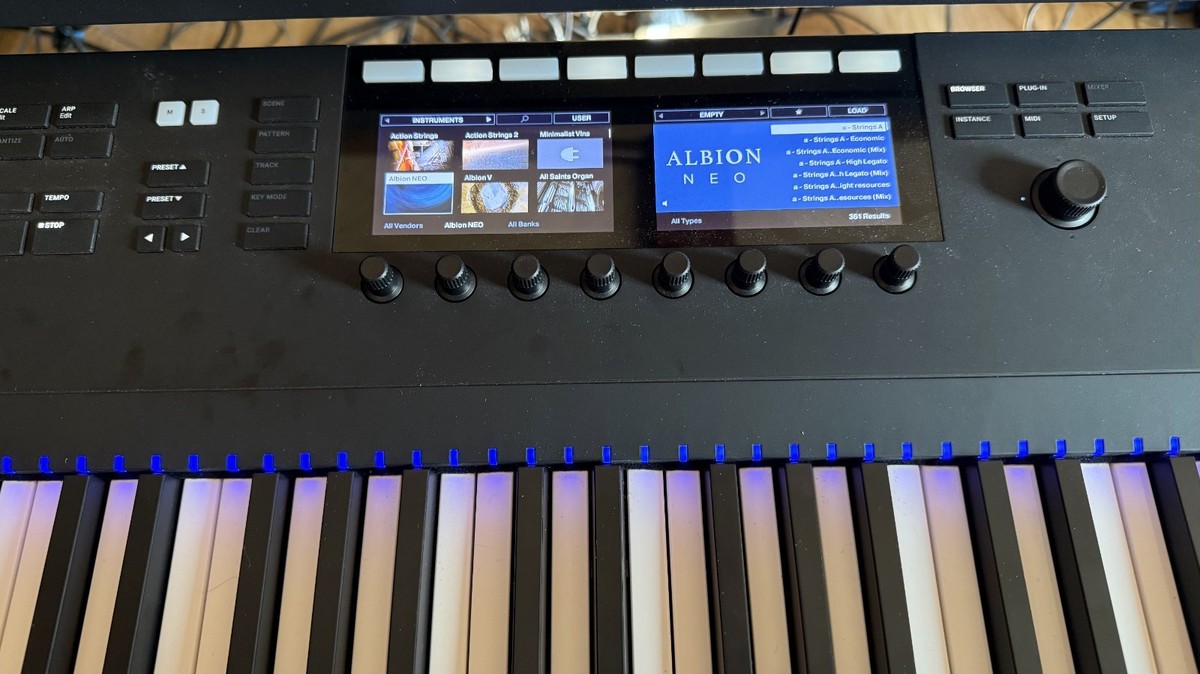 Native Instruments Komplete Kontrol S88 MK2 Keyboard w/ABS road