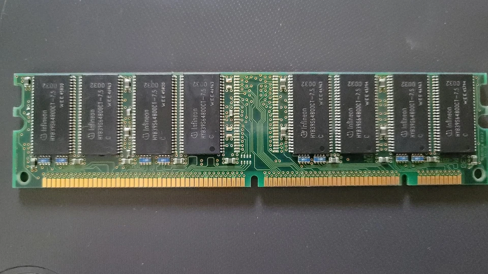 Infineon 128MB PC133 CL3 168-Pin UDIMM RAM Memory Module / HYS64V16220GU-7.5-C - Image 2 of 2