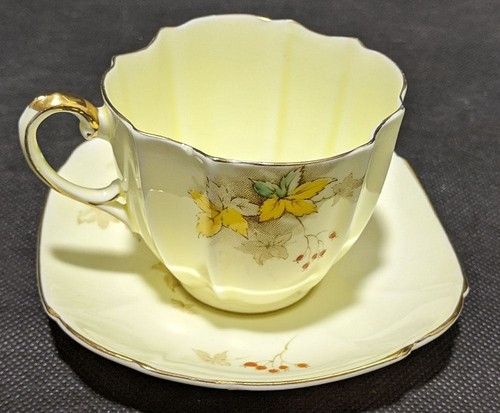 Paragon Fine Bone China Teacup & Saucer - Loretta - Picture 3 of 5