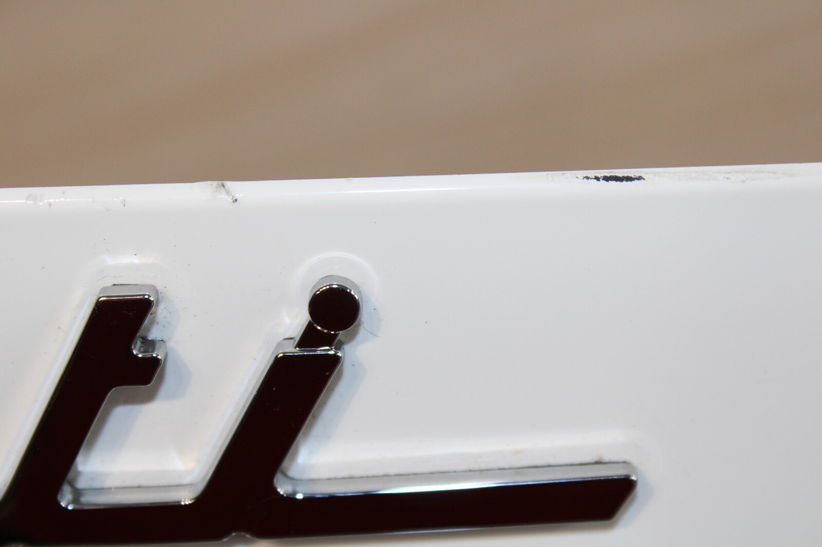 14-22 MASERATI GHIBLI DECKLID TRUNK LID MOLDING + CAMERA WHITE OEM EXCELLENT