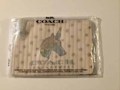 リテール品☆ COACH ☆ Turnlock Pouch 26 With Rainbow Unicorn ❤️ Coach Turnlock Multi Pouch 26 With Rainbow Signature