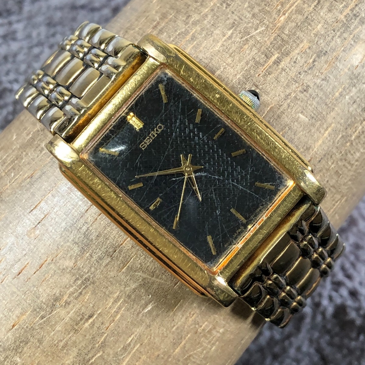 Vintage Seiko Men V701-5E49 Classic Gold Tone 26mm Quartz Analog