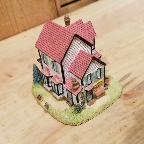 Susan's Hat Shop International Resources Figurine - Swanky Barn - Picture 6 of 12
